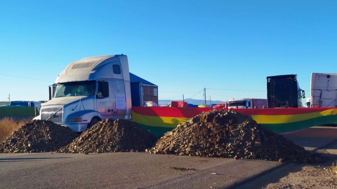 Imposible pasar a Bolivia: todas las rutas cortadas por la escasez de combustible