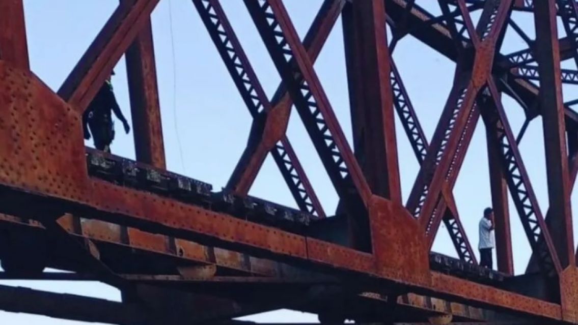 Adolescente juje�a cay� de un puente: Se hab�a escapado del colegio y estaba tomando