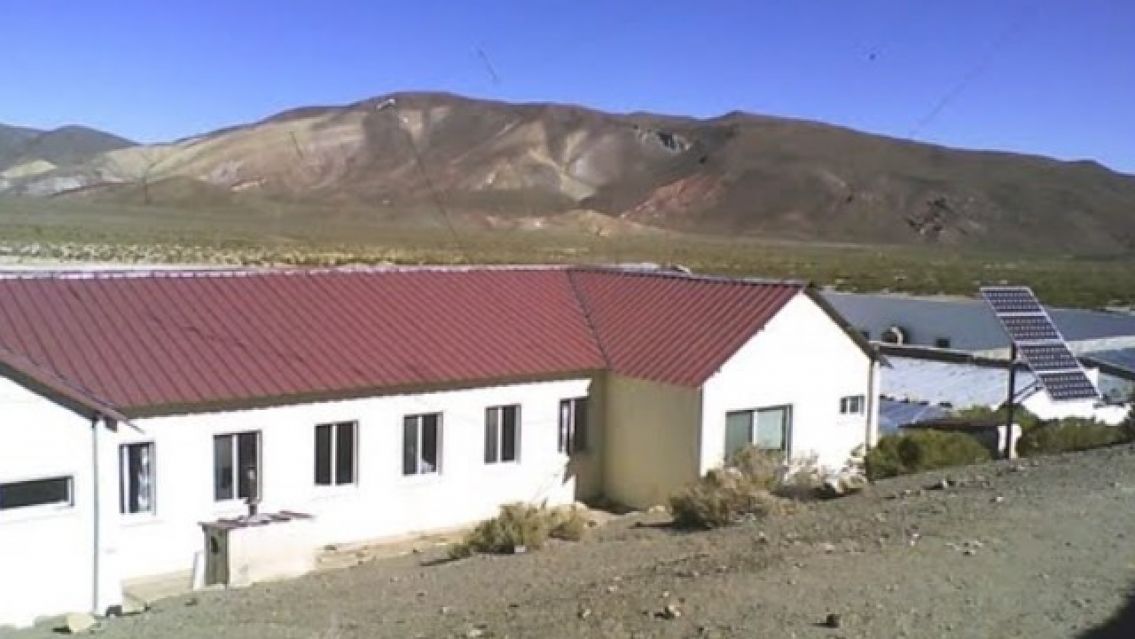 Tragedia en una escuela de Salta: murió un nene al caer con dos compañeros a un pozo ciego