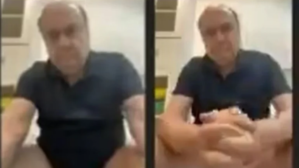 En el inodoro y despojado de prendas de vestir: un asco