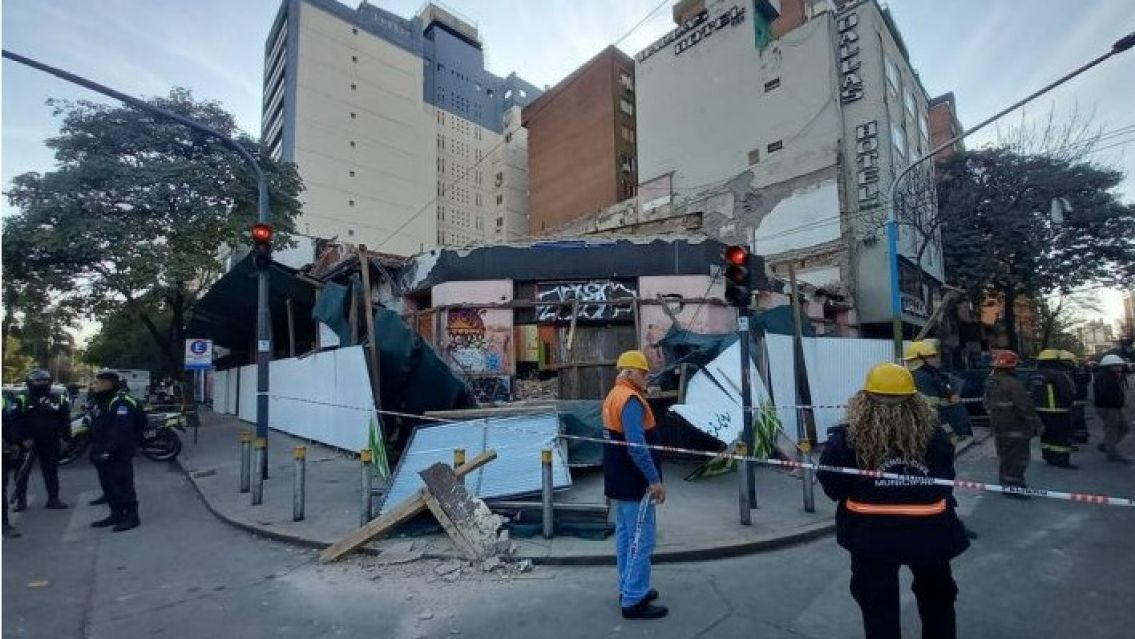 [URGENTE] Se derrumb� un edificio c�ntrico: hay al menos seis heridos