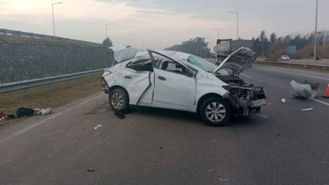 Sal�an de bailar y volcaron en la autopista: un joven muerto