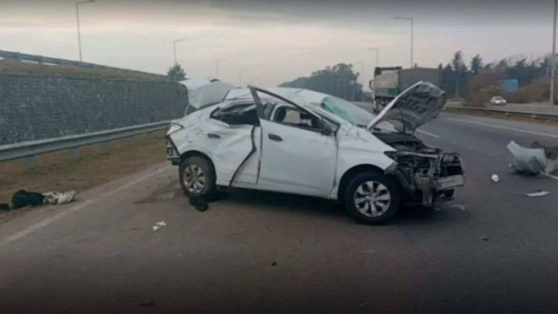 Salieron del boliche y volcaron en la autopista: hay un jovencito fallecido