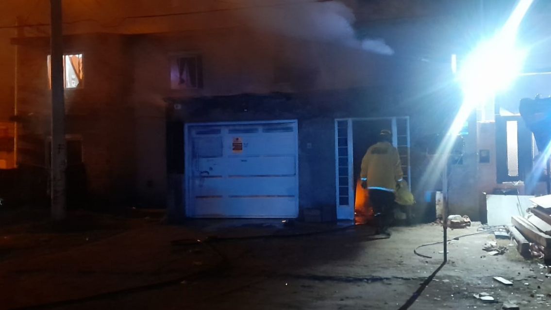 Familia prendió una estufa y casi mueren: terrible incendio en un barrio