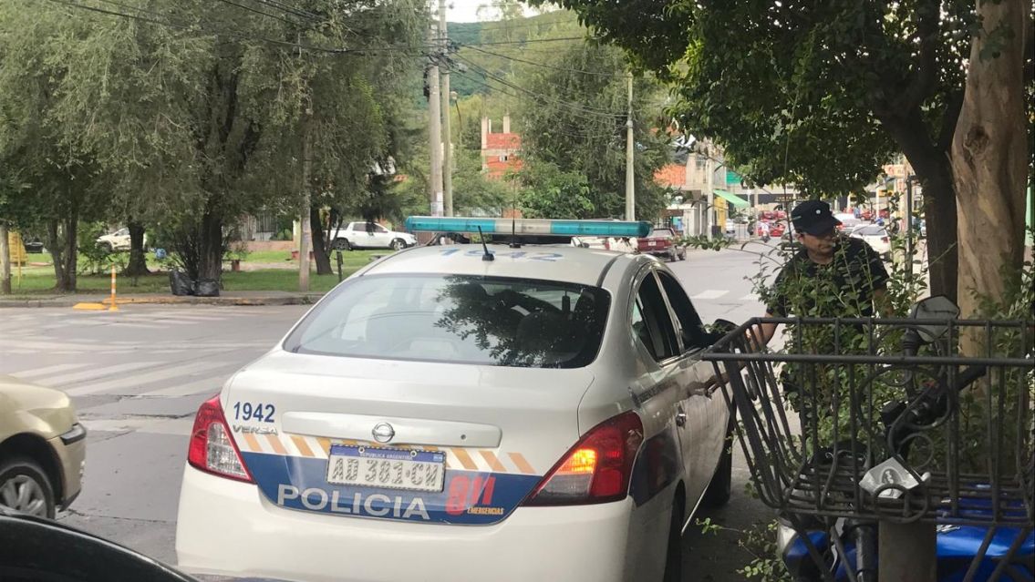 Policía agarró el celu de su esposa, citó al amante y lo mató en plena calle
