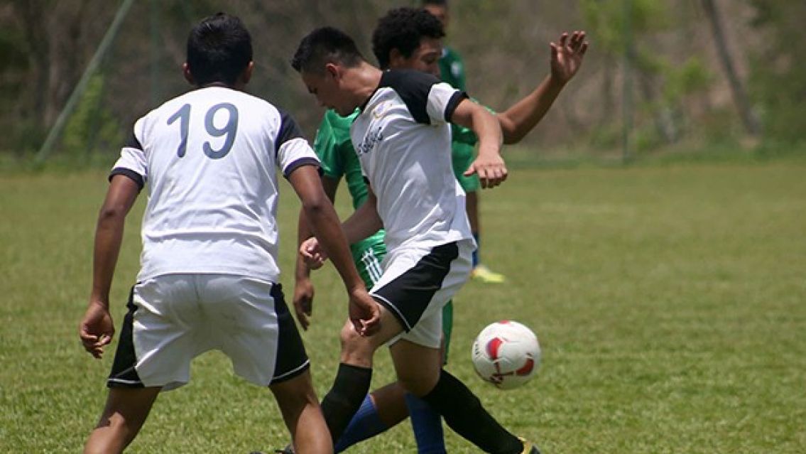 Juje�os jugaban un partido de f�tbol, se pic� y terminaron en cana