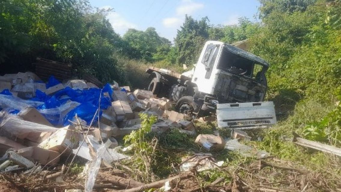 Impresionante vuelco en una ruta de Jujuy: Piden ayuda para recoger la mercadería