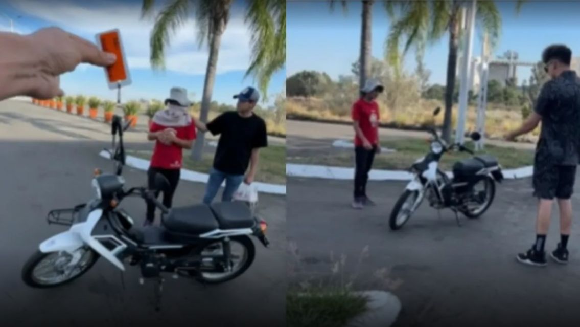 Influencer regaló una moto a vendedor ambulante y no la quiso agarrar: "Me humillas..."