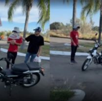 Influencer regal&oacute; una moto a vendedor ambulante y no la quiso agarrar: "Me humillas..."