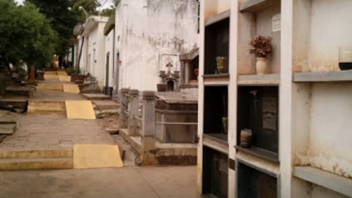 Adolescente juje�o fue hasta la tumba de su padre y tom� la peor decisi�n