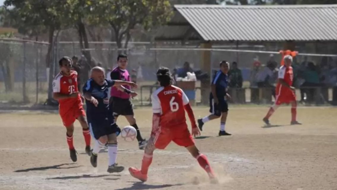 Esc�ndalo en el f�tbol de veteranos en Jujuy: se acab� el escabio en las canchas