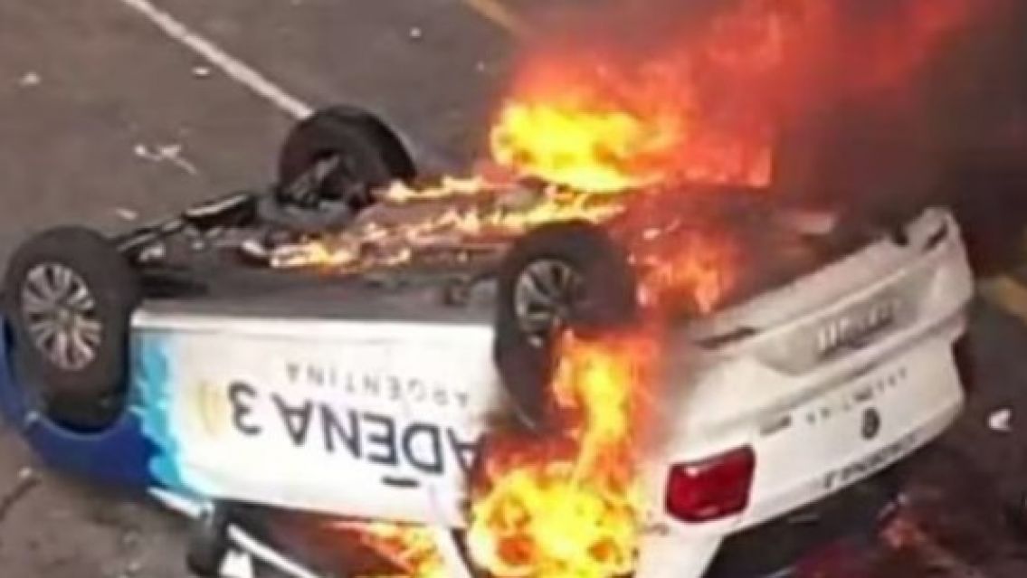 Manifestantes prendieron fuego el auto de una radio en medio del tratado de la Ley Bases