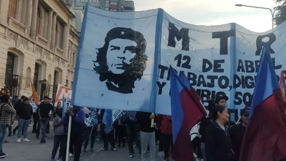 Miles de juje�os marcharon contra la ley bases en Jujuy