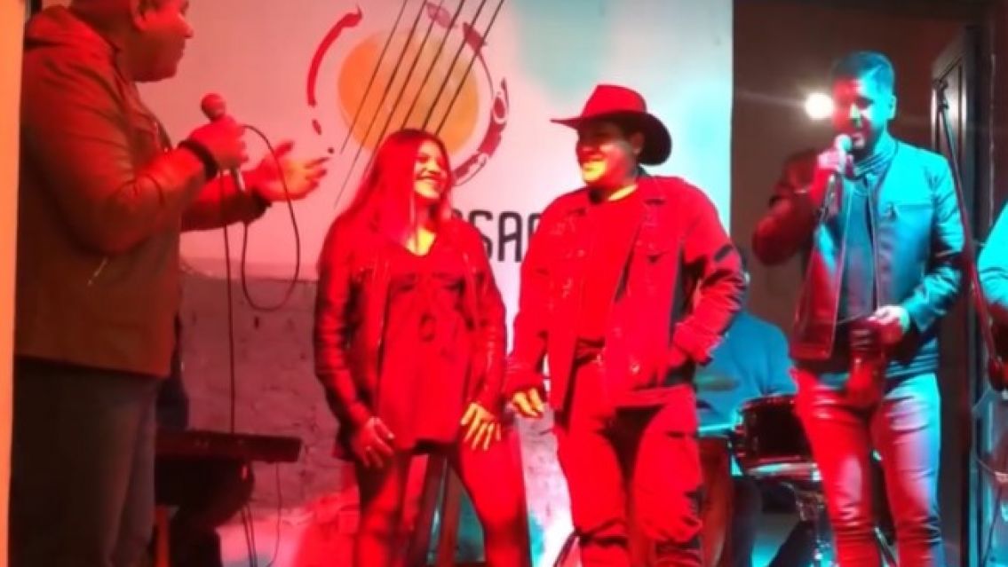 Fue con su chongo a una peña y quedó helada: "Te voy a..."