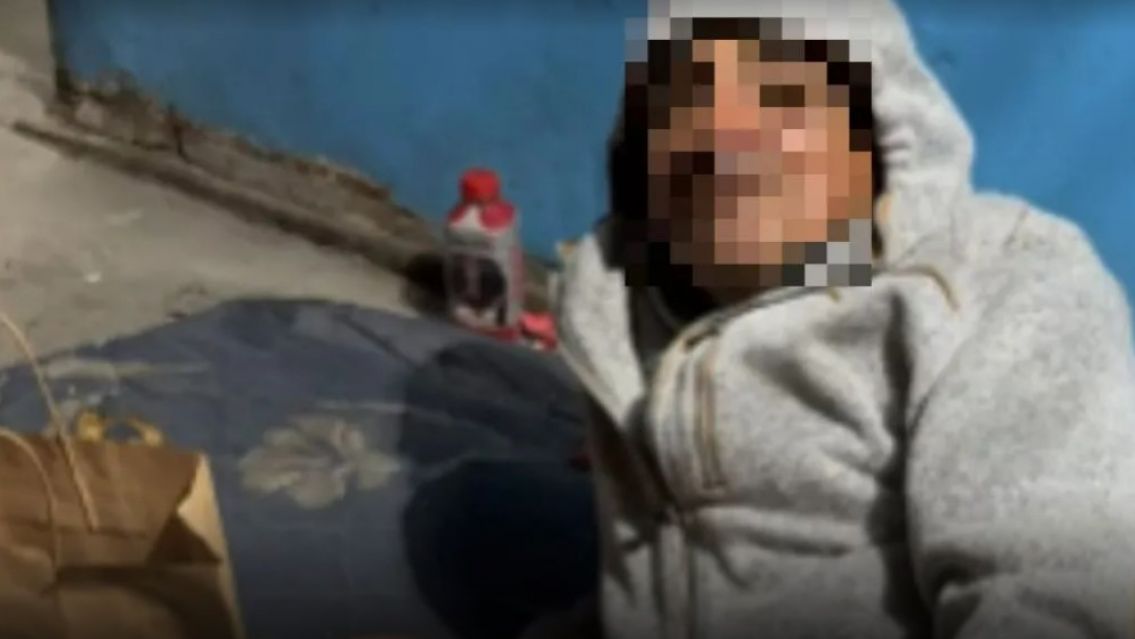 Dormían en la calle hasta que así los despertaron: quedó grabado