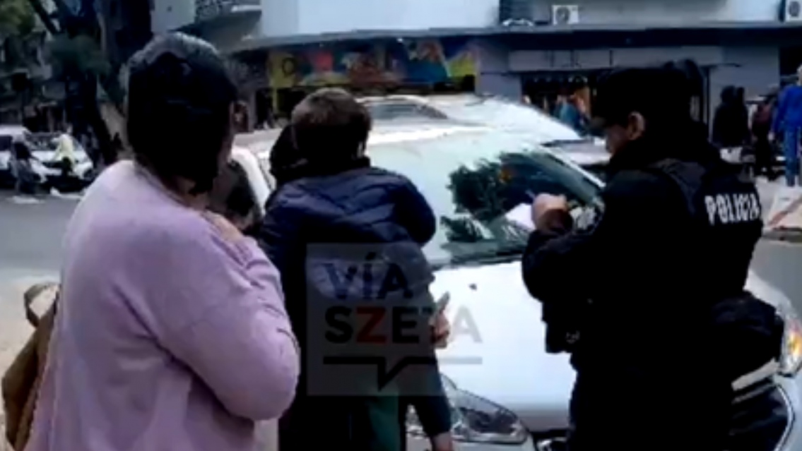 Dej� a su hijito encerrado en el auto y se fue a hacer compras: gritos en la calle