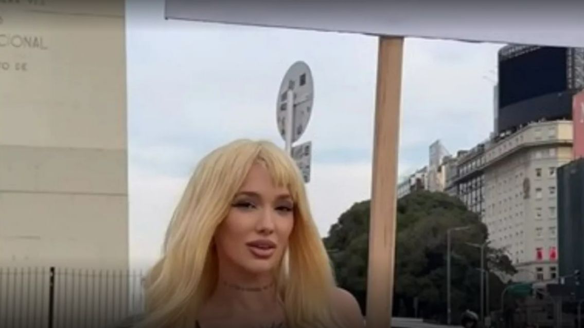 Apareció La Joaqui con un insólito cartel en el Obelisco: todos se sorprendieron