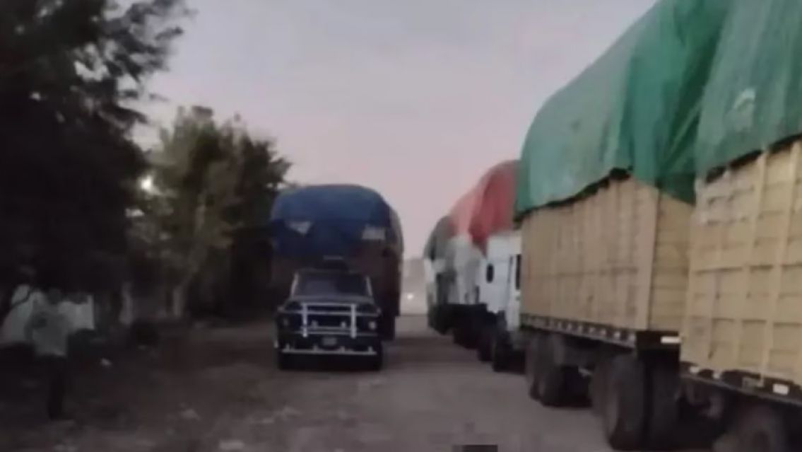 Se acostó a dormir debajo de un camión y no la contó: tenía 15 años