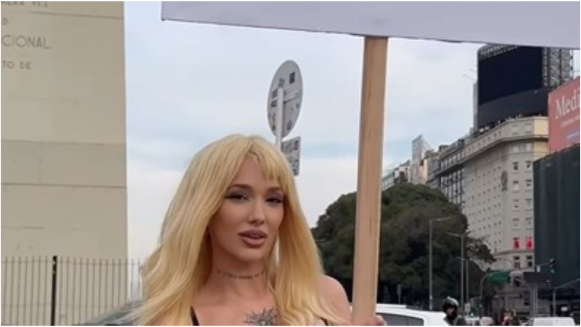 Apareció La Joaqui con un insólito cartel en el Obelisco: todos se sorprendieron