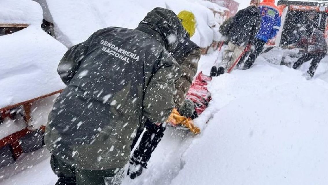 Volcó un camión que transportaba varios gendarmes: heridos en la nieve
