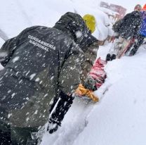 Volc&oacute; un cami&oacute;n que transportaba varios gendarmes: heridos en la nieve