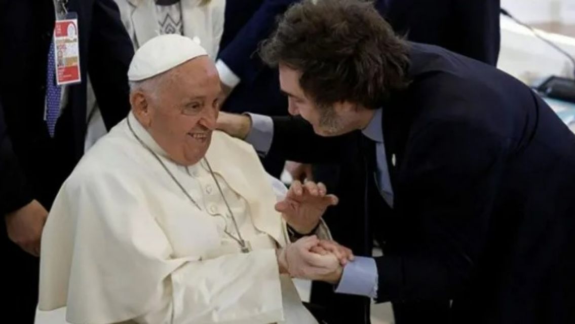 Javier Milei y el Papa Francisco se saludaron en la cumbre del G7 en Italia
