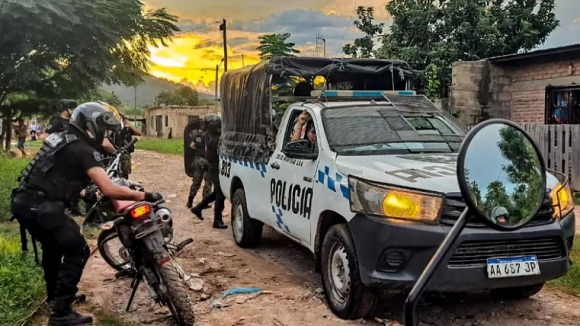 Cientos de policías allanaron domicilios en Almirante Brown: "Peligro en el barrio"