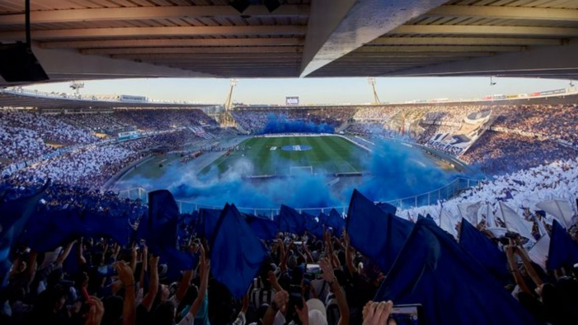 En pleno partido de Talleres murió un hincha en la tribuno y paralizó al estadio