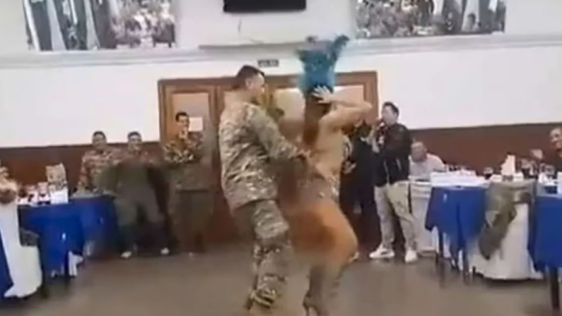 Personal de Fuerza Aérea festejó el Día del Padre con bailarinas de comparsa en Mendoza