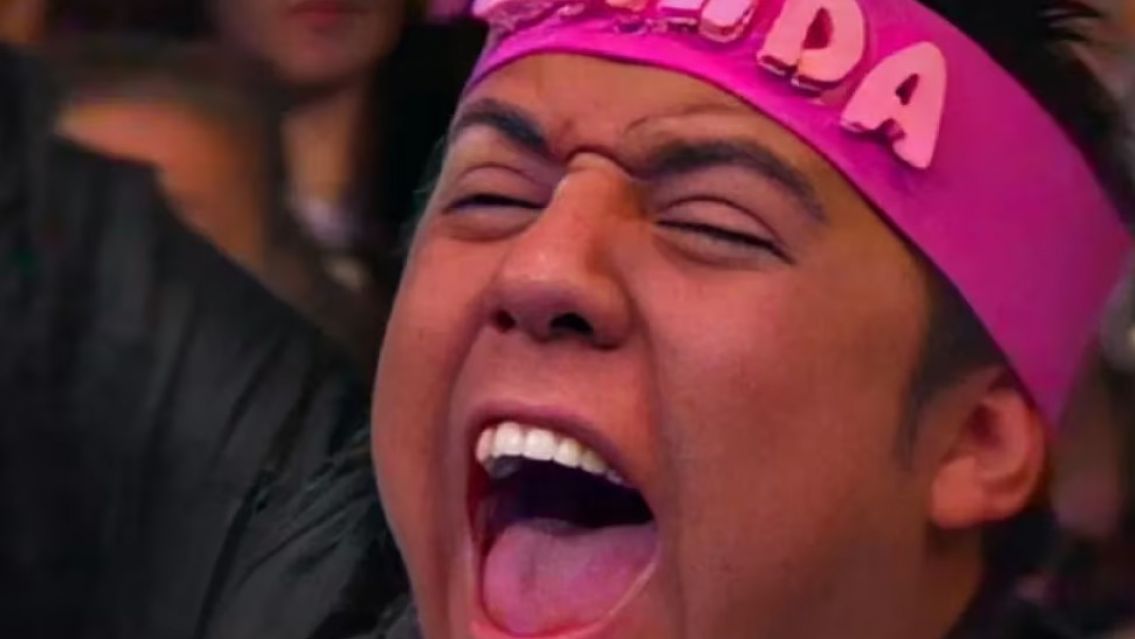El fan de Wanda a la pi�as a la salida de un barcito: no lo pod�an frenar