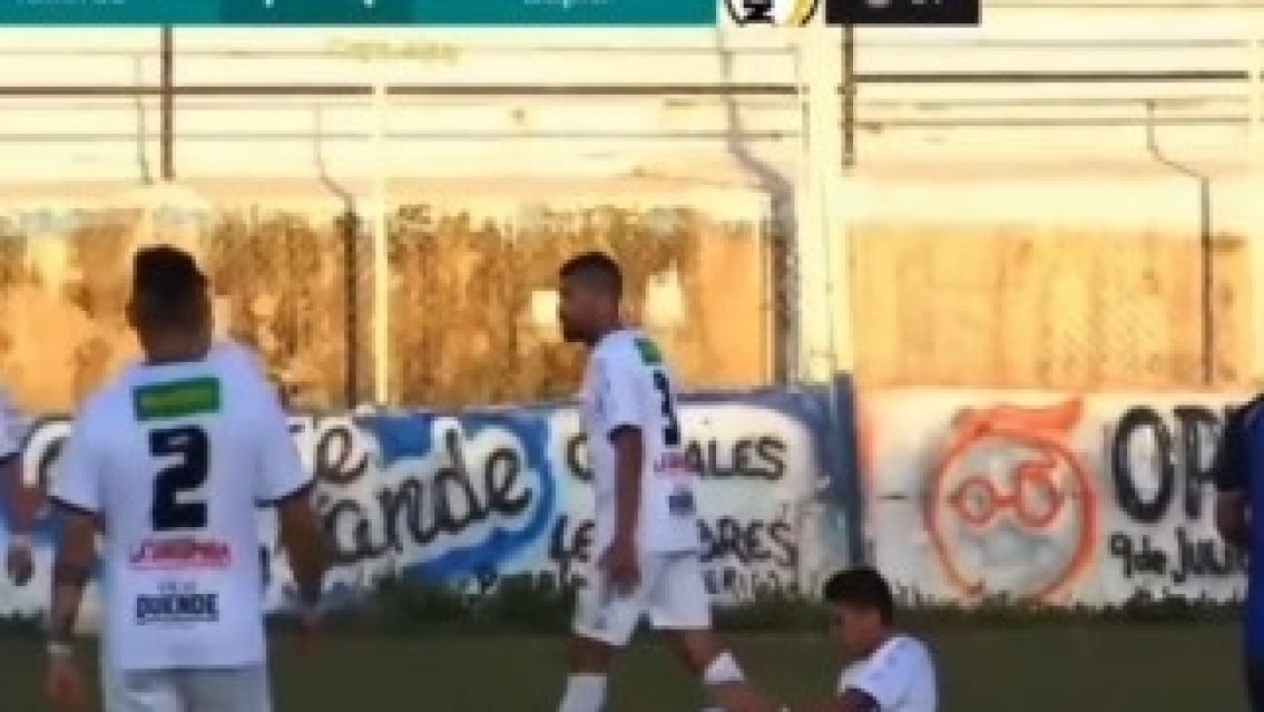 Escándalo en el fútbol jujeño: Tiró una patada voladora pero le pegó al compa