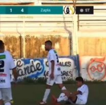 Esc&aacute;ndalo en el f&uacute;tbol juje&ntilde;o: Tir&oacute; una patada voladora pero le peg&oacute; al compa