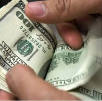 Expertos aseguran que el dólar oficial debería volver a devaluar: ¿Cuánto costará?