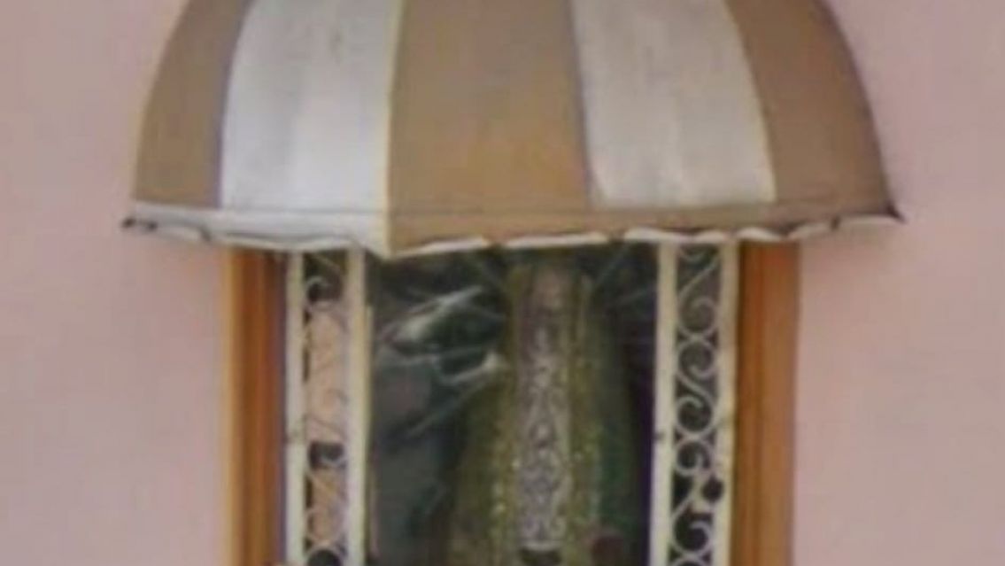 Vieron a una trans juje�a robando la limosna de la Virgen: "Con un alambre"