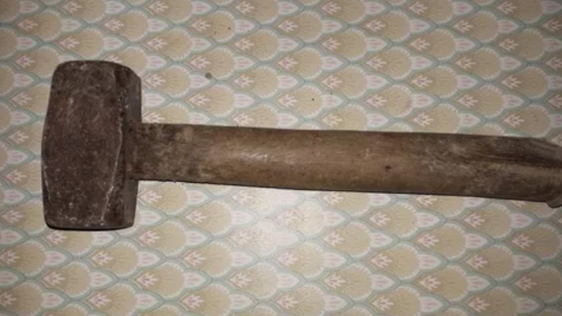 Una chica juje�a agarr� a su mami con una masa de alba�il: La dej� en el hospital