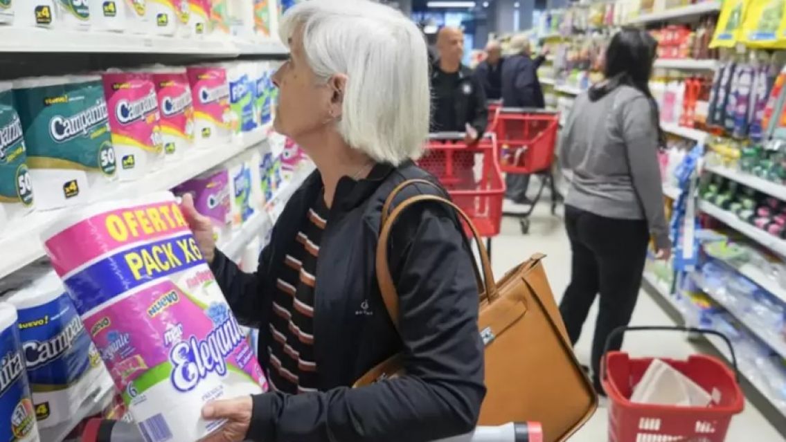 Las ventas en supermercados cayeron 17,6% y acumulan seis meses consecutivos en baja