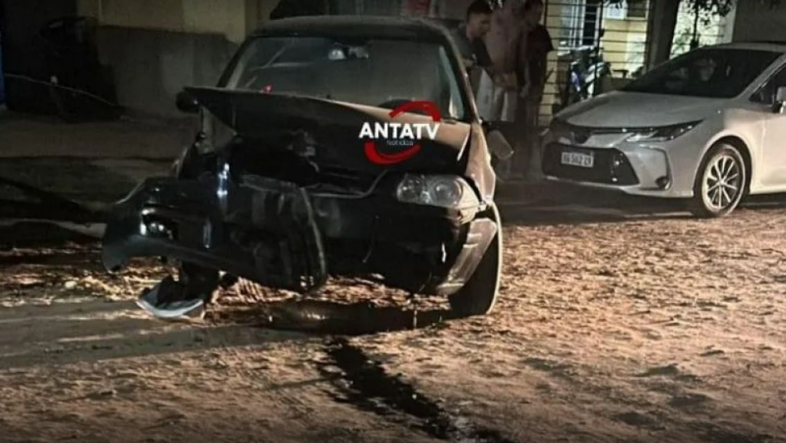 Se durmi� y se revent� contra un �rbol: lo internaron de urgencia