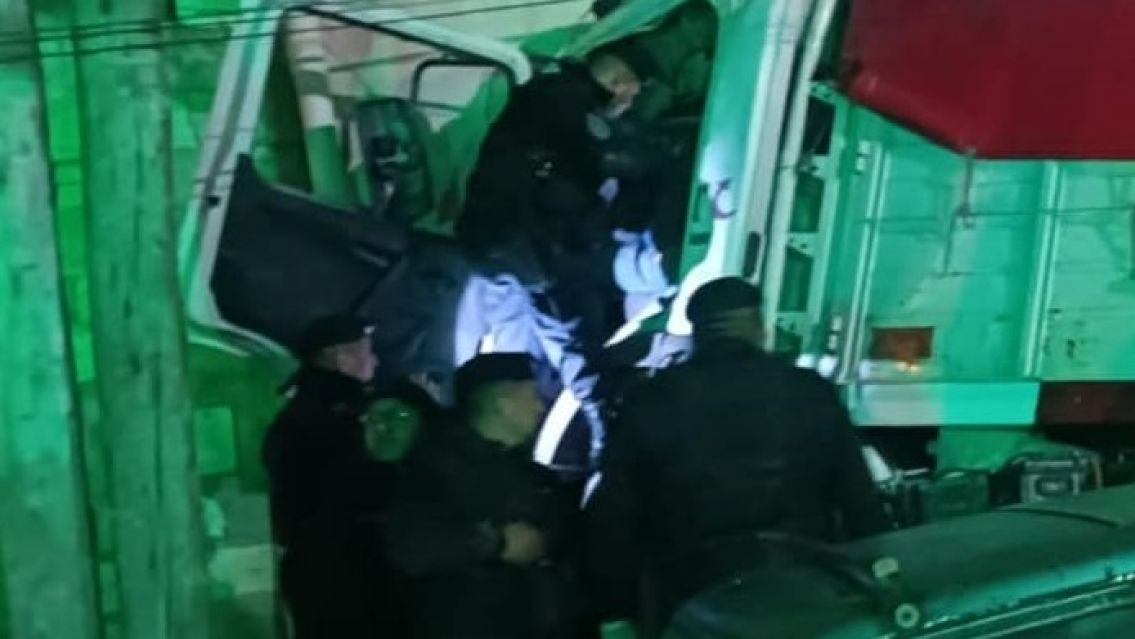 Camión se incrustó dentro de la casa de una familia jujeña: Se salvaron de milagro