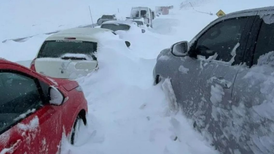 La ola polar se cobró una vida en la Patagonia y permanecen cerrados los pasos a Chile