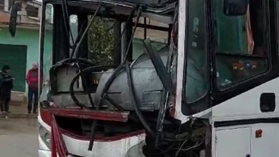 Colectivo fuera de control en Palpalá: Arrancó dos postes y casi ocurre una tragedia