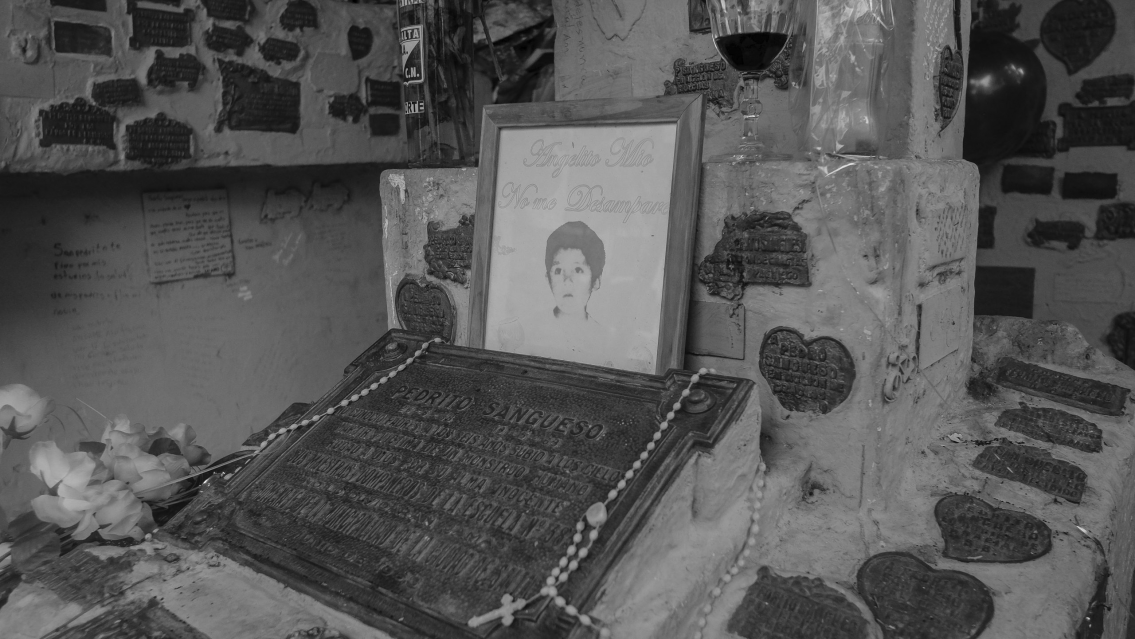 Llegan los ex�menes y le piden ayuda al norte�ito Sanhueso, el santito de los estudiantes