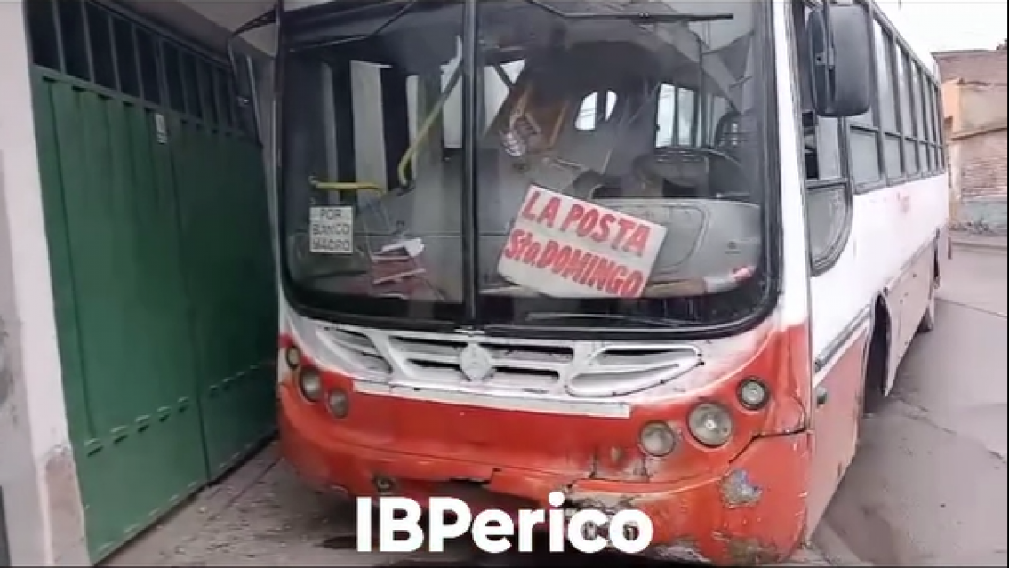 Un colectivo se incrustó dentro de una casa en Perico: Se salvaron de milagro
