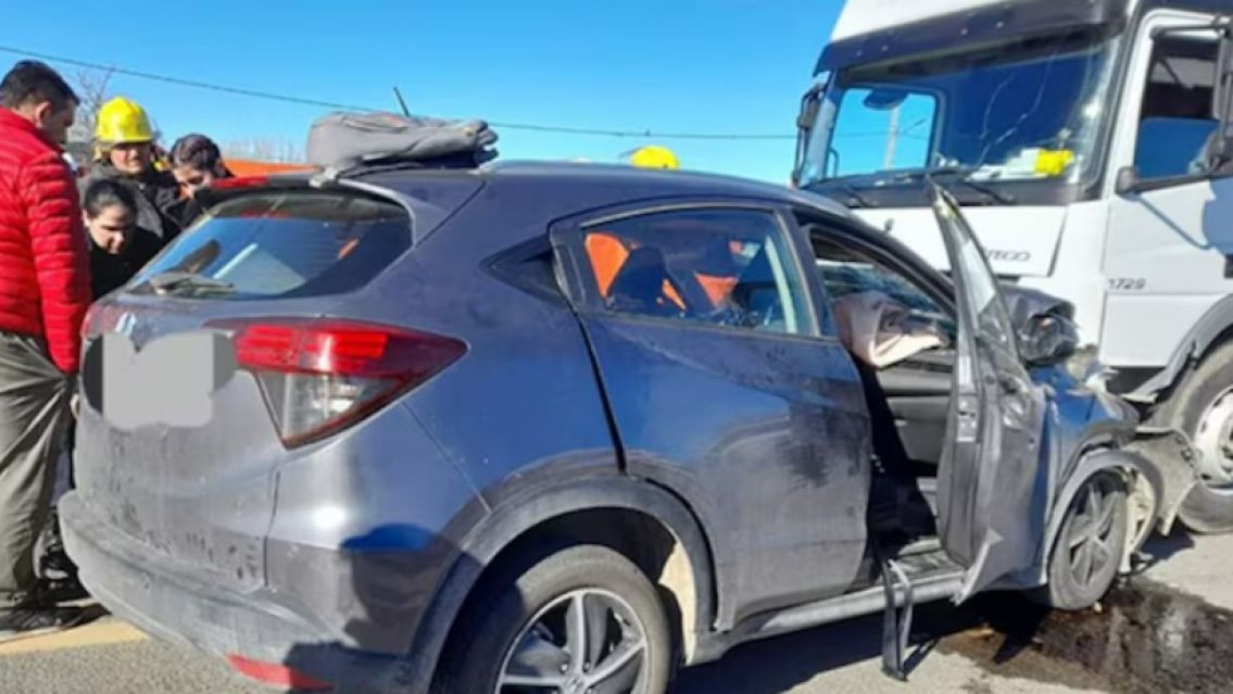 Iban en familia en pleno finde XL, chocaron contra un cami�n y se desat� una tragedia