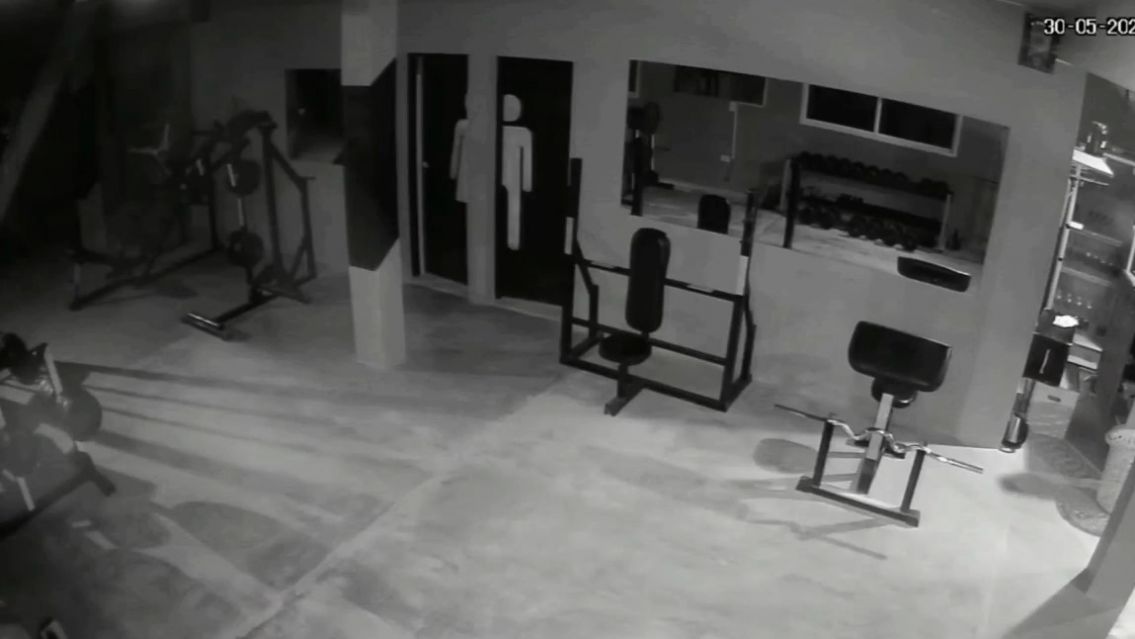 Salte�o le cay� al gimnasio a su ex novia y se transform� en diablo