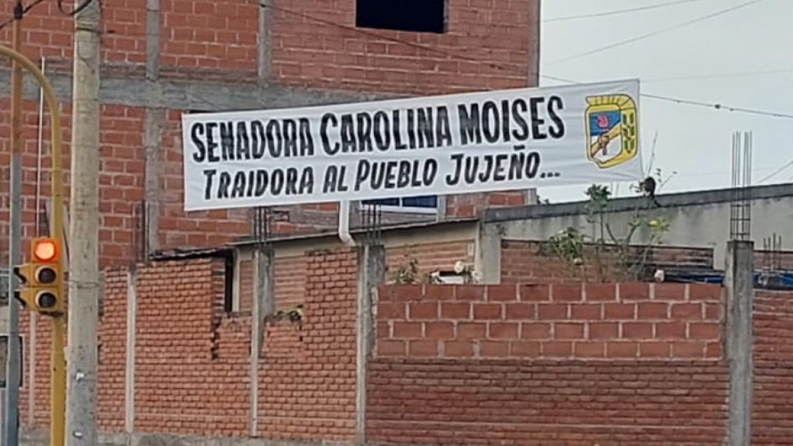 No la perdonan: Siguen apareciendo pasacalles contra Carolina Mois�s