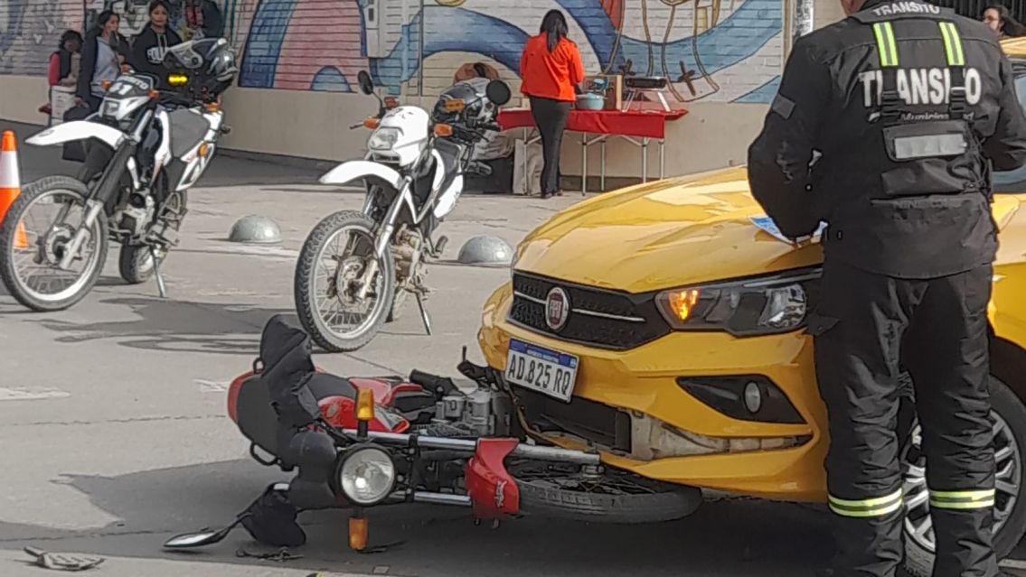 Tremendo choque en pleno centro de Jujuy: Una moto terminó abajo de un auto