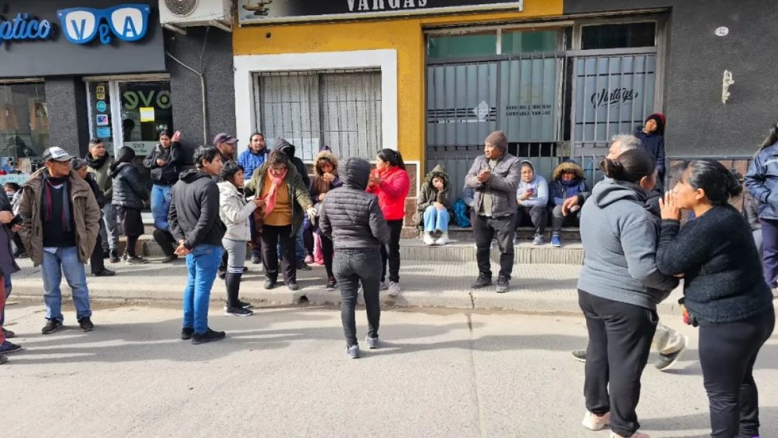 Denuncian un impuestazo en Perico: vecinos y feriantes protestaron en el Concejo