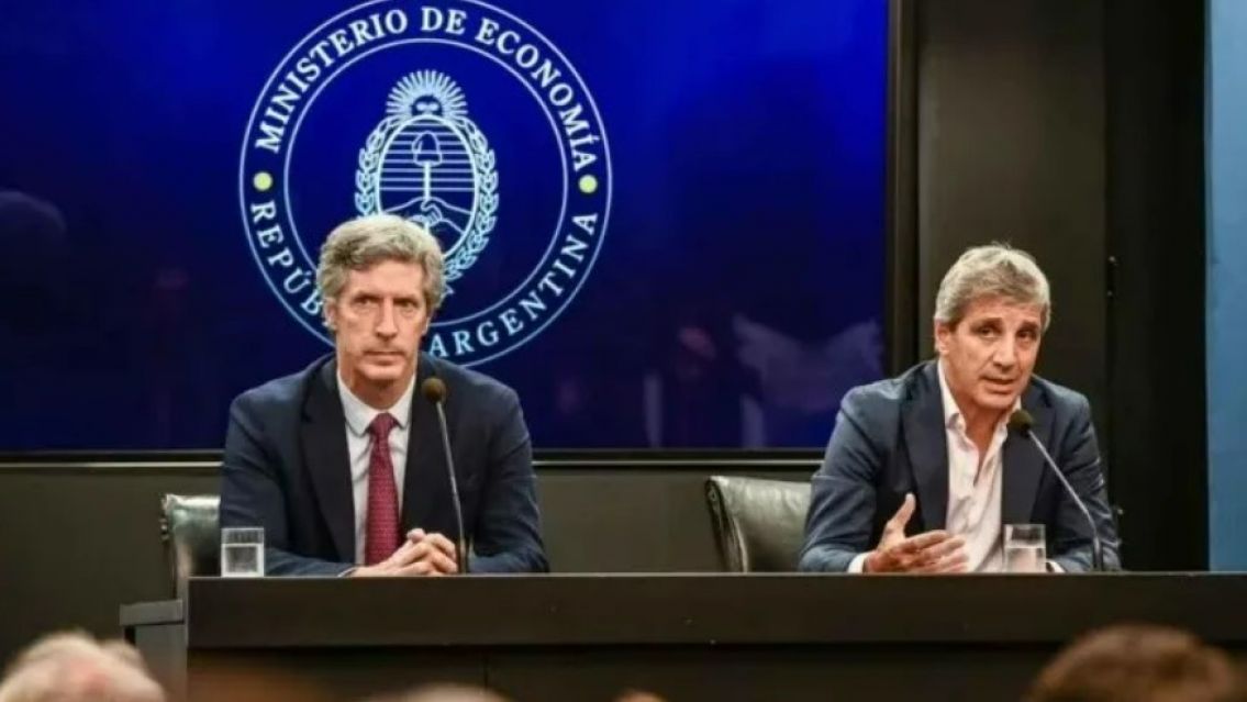 Luis Caputo y el presidente del BCRA, Santiago Bausili, brindan una conferencia de prensa: �Qu� anuncian?