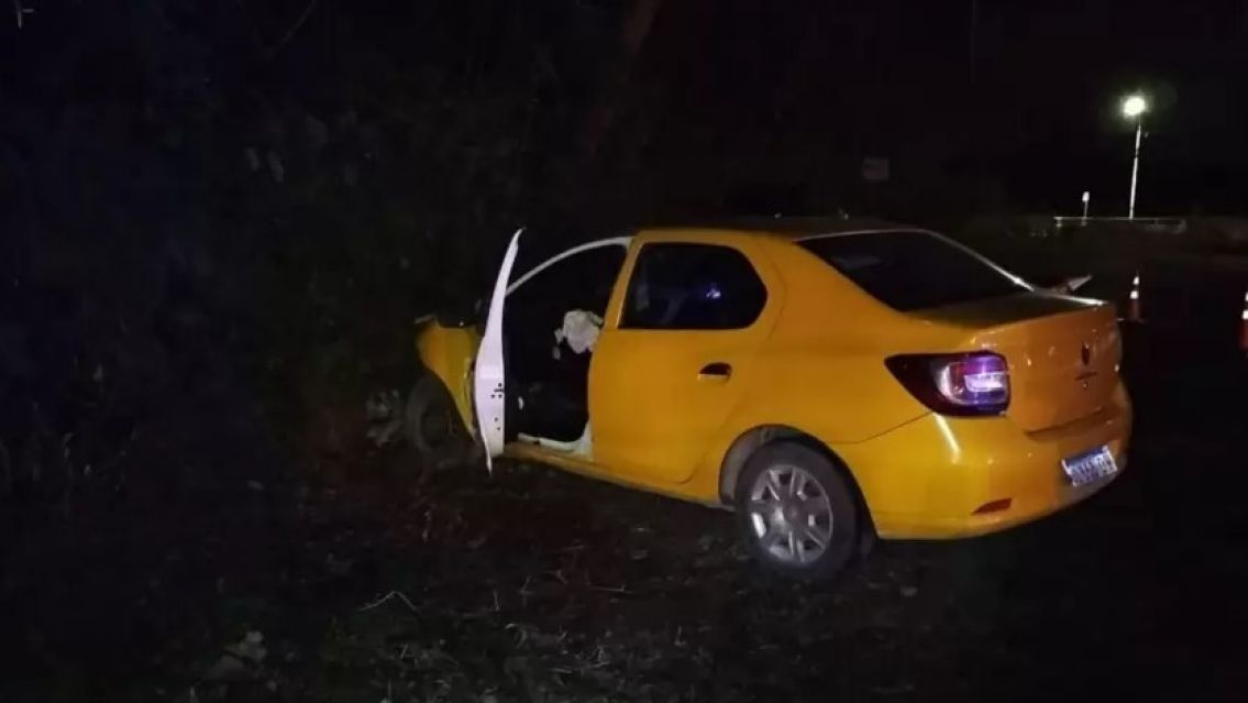 Brutal choque de una remisera contra el paredón del Dique Los Alisos