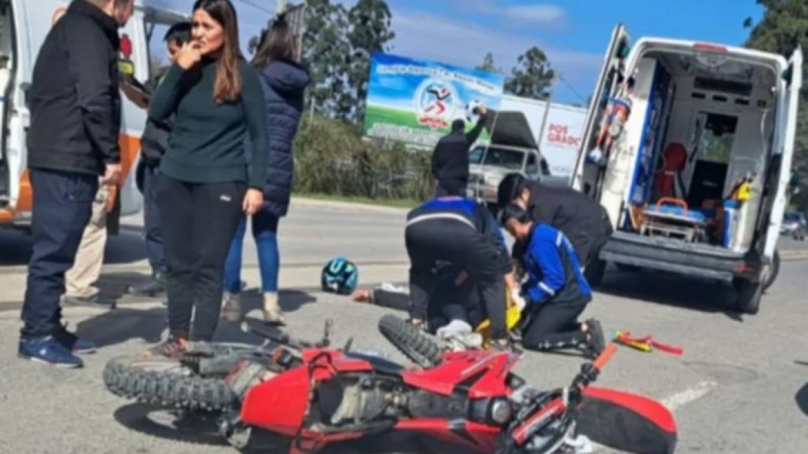 Brutal choque entre un motociclista y un auto: Jujeño terminó internado